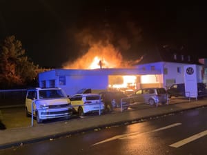 Mülheim: Großbrand in Autowerkstatt an der Kölner Straße - Feuerwehr im Großeinsatz