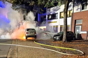 Kleve: Fahrzeugbrand nach Verkehrsunfall - Feuerwehr verhindert Übergreifen der Flammen
