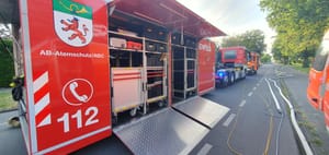 Langenfeld: Dachstuhlbrand eines Einfamilienhauses - Feuerwehr verhindert Ausbreitung auf Nachbargebäude