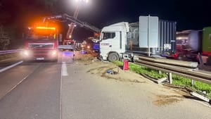 Hildener Kreuz: LKW fährt auf Leitplanke – rund 500 Liter Diesel ausgelaufen