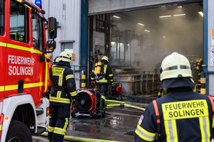 Solingen: Entstehungsbrand in Galvanikbetrieb löst Feuerwehreinsatz aus