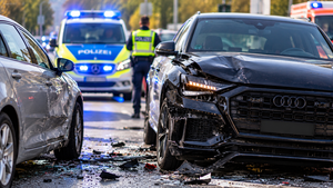 Solingen: Audi-Fahrer flüchtet vor Polizeikontrolle und verursacht Unfall mit drei Verletzten